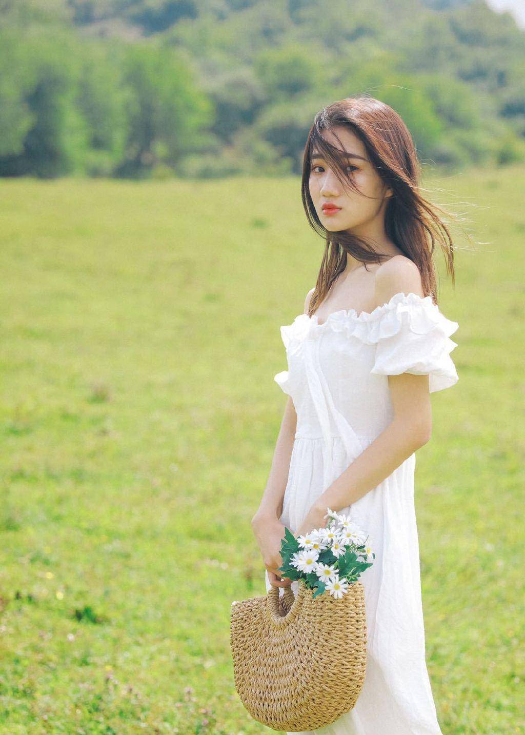 高颜值美女一字肩长裙甜美诱人,夏日户外写真,笑容治愈十分养眼_爱美