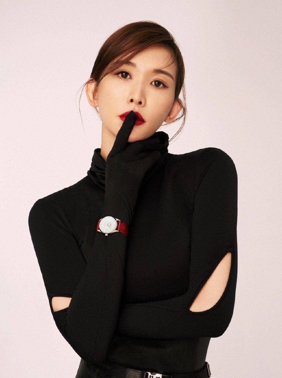 林志玲身穿黑色紧身衣太曼妙了!