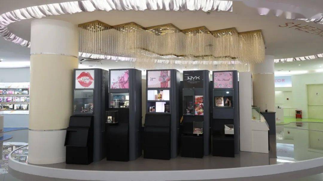 珠海神采生物科技有限公司产品展厅金湾区领导李邦耀,智然,黄能强参加