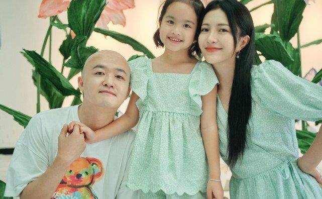 包贝尔老婆晒女儿近照,6岁饺子穿汉服卖萌,豁牙灿笑越来越可爱_包文婧