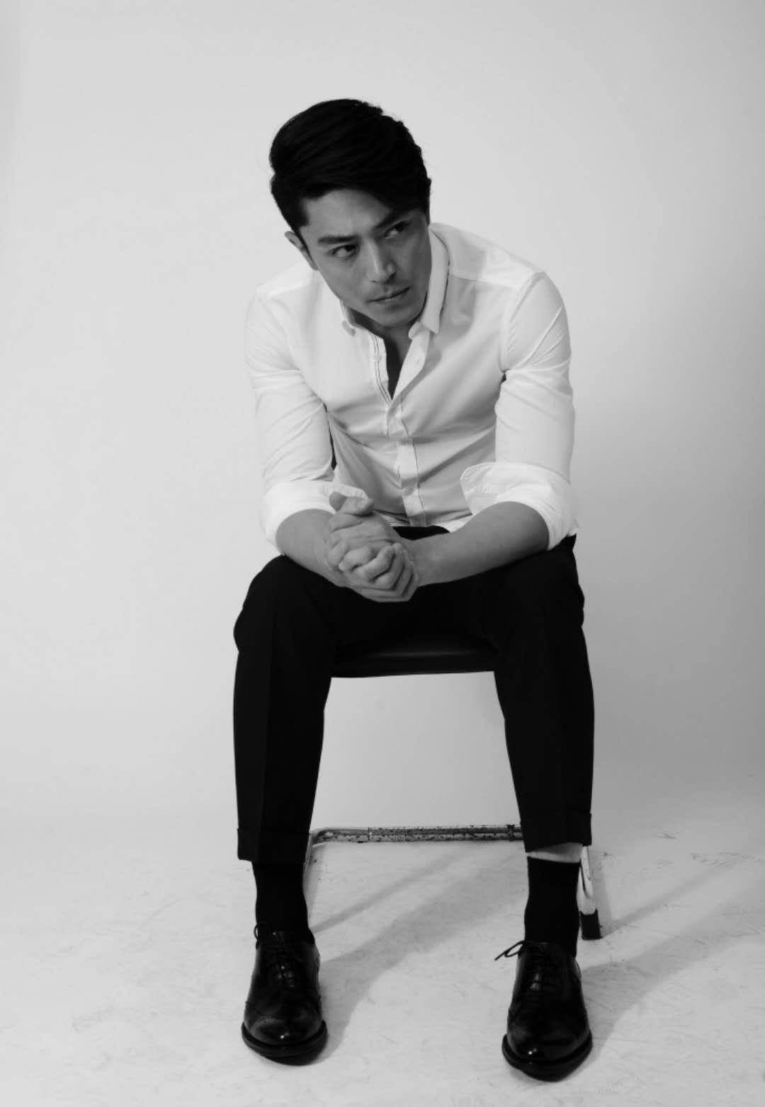 穿牛仔连体衣秀时髦,一抬手显示婚姻状态_元素_时尚_霍建华