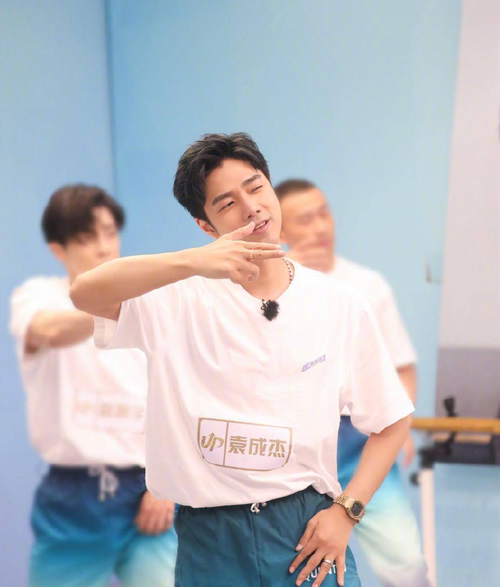 袁成杰或将成《天天》新主持,自然递话综艺感强,与王一博反差大