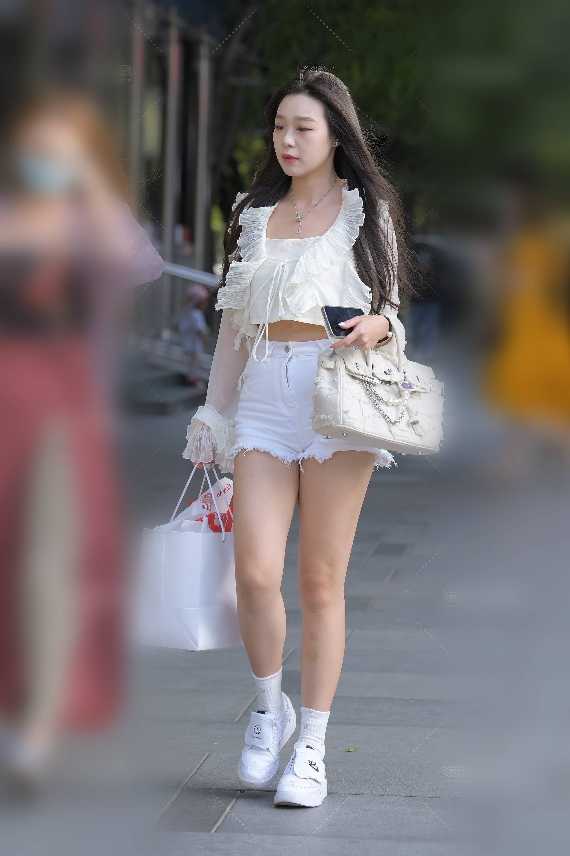 知道吗,女孩为啥热衷穿热裤?一个重要的原因就是_时尚_裤腿_基本