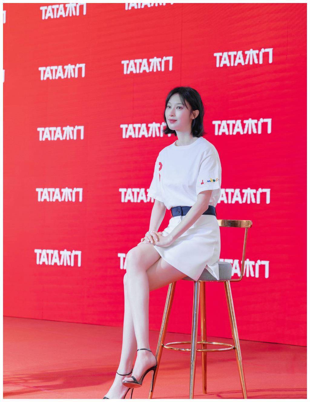 张俪又换新发型,摩卡波波头穿白t恤超短裙太减龄,35岁很少女_张丽