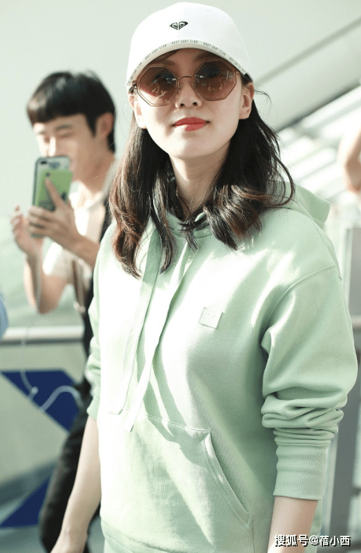 刘诗诗私服穿搭太嫩了,薄荷绿卫衣配半身裙,这难道不是18岁吗?