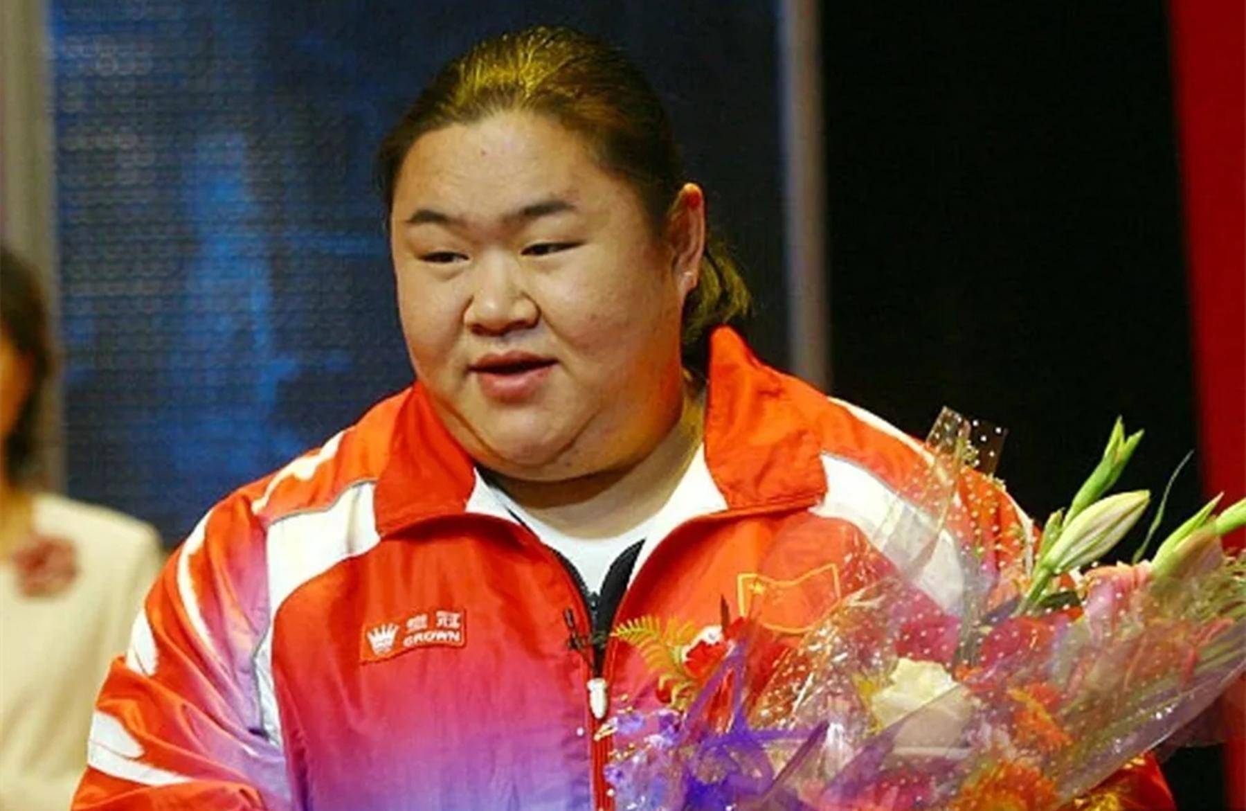 2004年,唐功红冒死为国夺冠后,突然"失踪",现在是怎么回事_张美兰