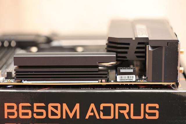 Zen 4新平台性价比中端主板,技嘉小雕B650M AORUS ELITE AX评测体验