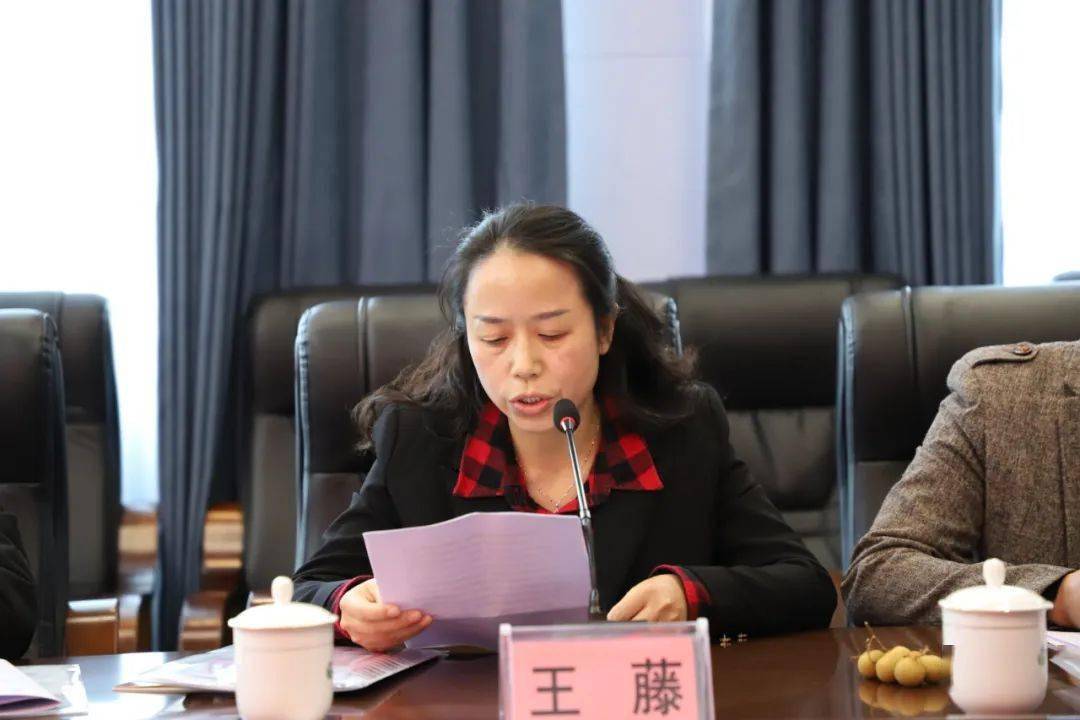 古蔺中学校长邱红代表古蔺中学教育集团向十个学科教研组长颁发聘书.