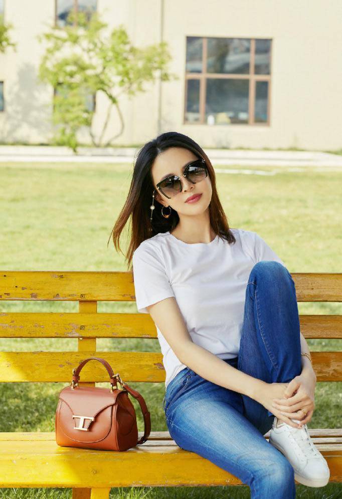 贵妇关悦街拍,白色t恤配牛仔裤清新帅气显年轻,根本不像三娃妈_佟大为