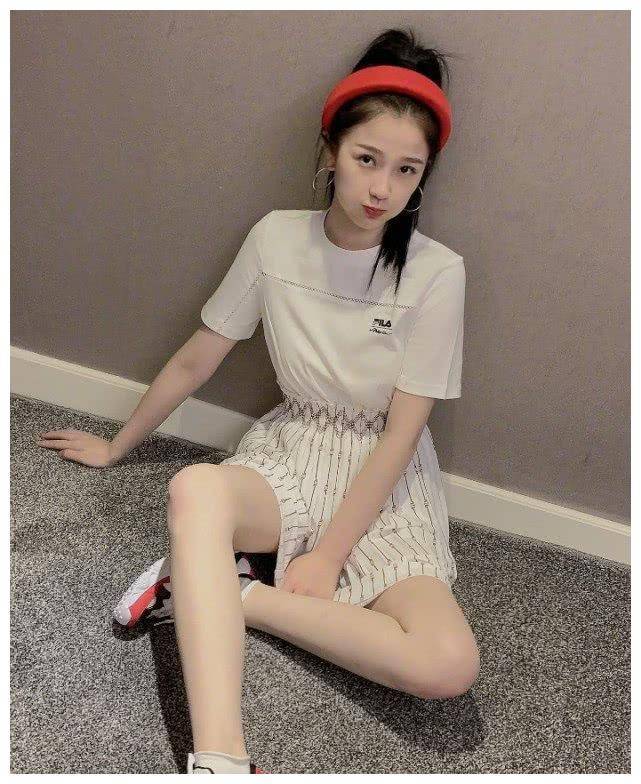 虞书欣为证明自己腿细,就挑战最挑人的四分热裤,但真的显腿短!