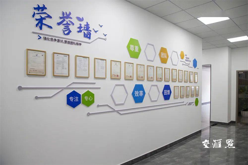 朱永锋 摄在康润医药荣誉墙上,几十项新药研发专利证书,赫然在目.