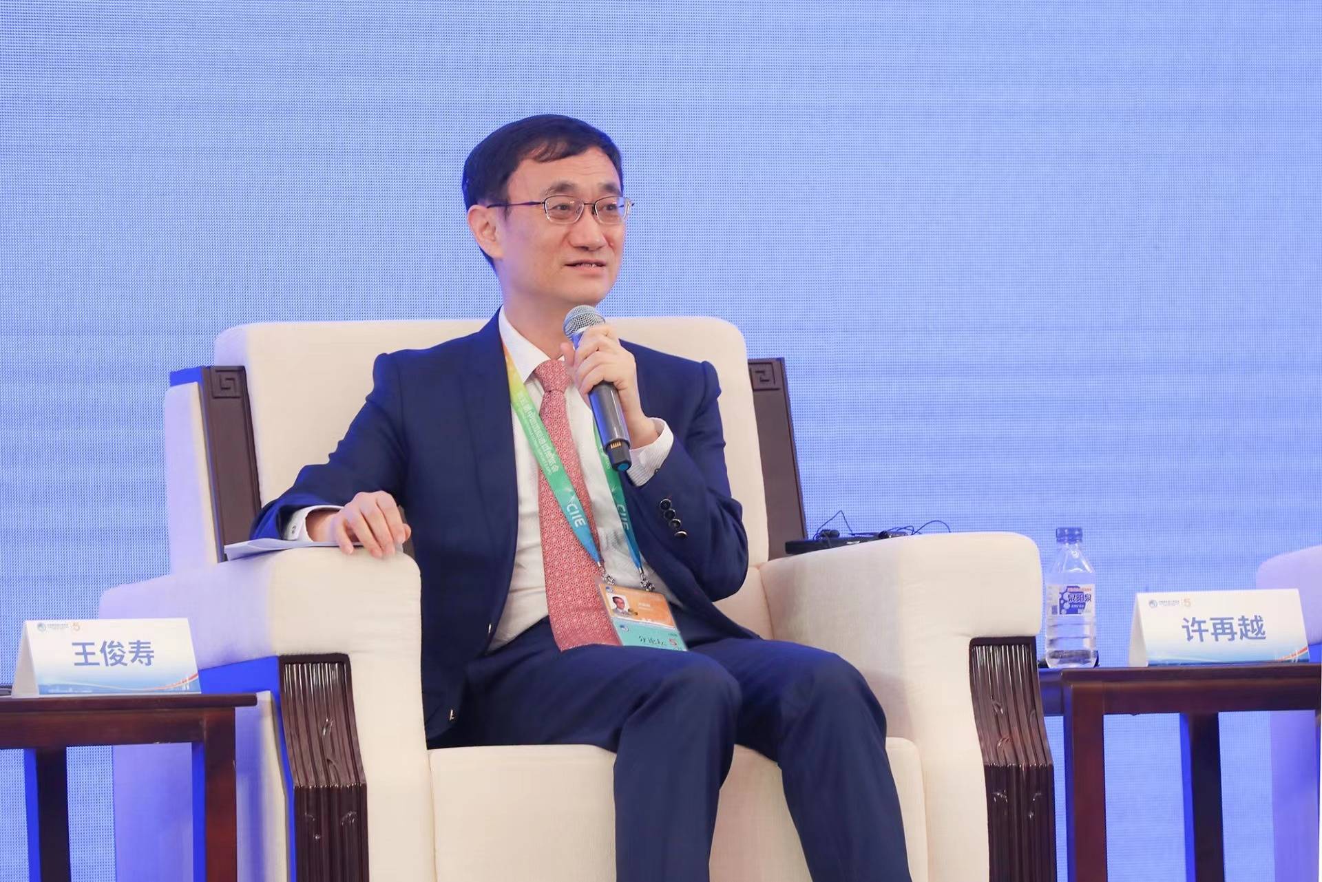 跨境清算公司总裁许再越:坚持"本币优先",使用人民币结算是抵御汇率