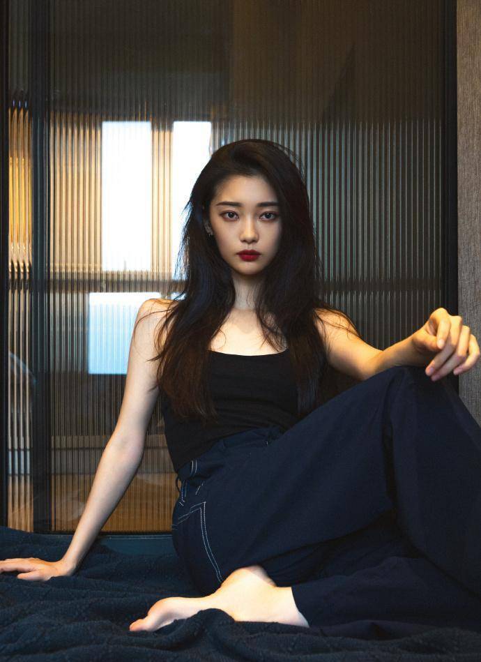 她是唐嫣旗下小花,穿轻纱衫透出黑色抹身材,配红唇时尚迷人_田依桐