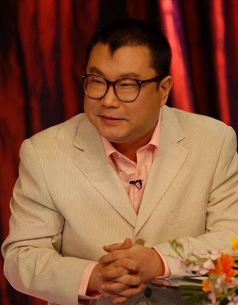 52岁尹相杰婚后暴瘦!