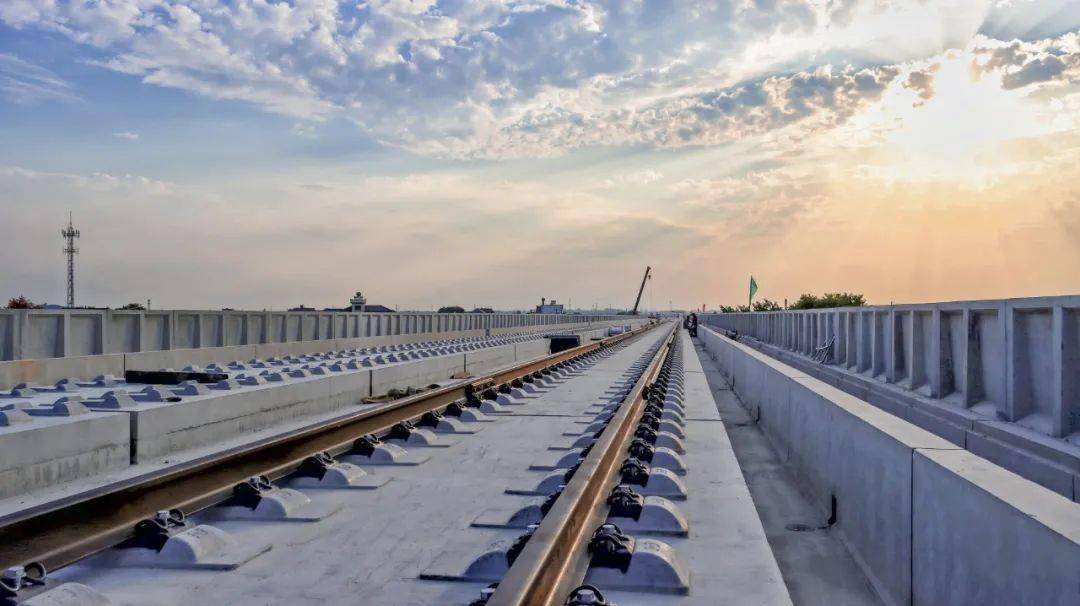 无砟轨道首件工程位于杭衢铁路3标段云溪特大桥,为crts双块式无砟轨道