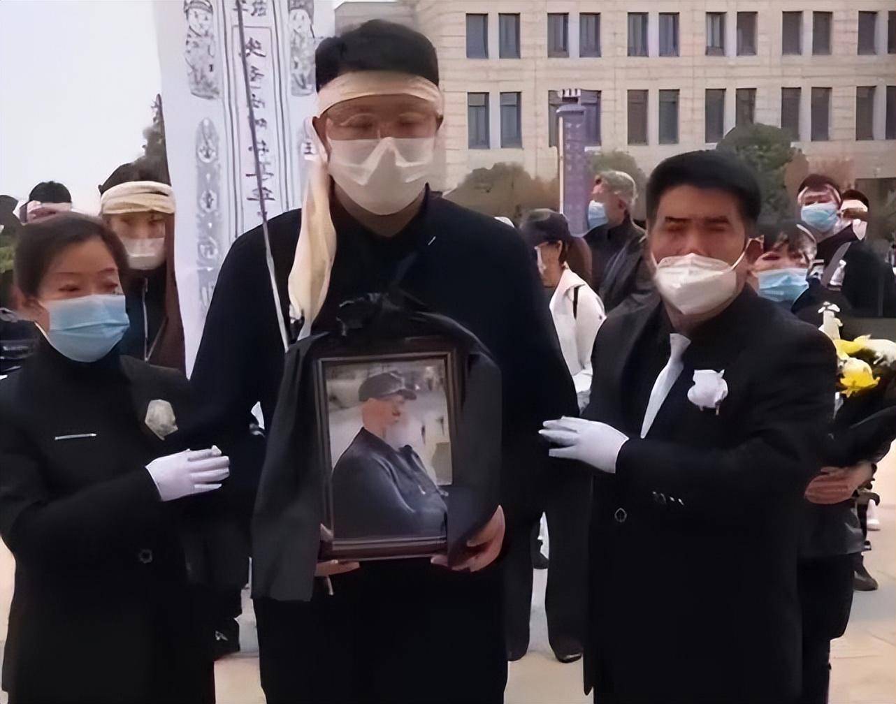 陆树铭追悼会:上百人送别,遗孀哭肿眼,六小龄童张艺谋等送花圈_大厅