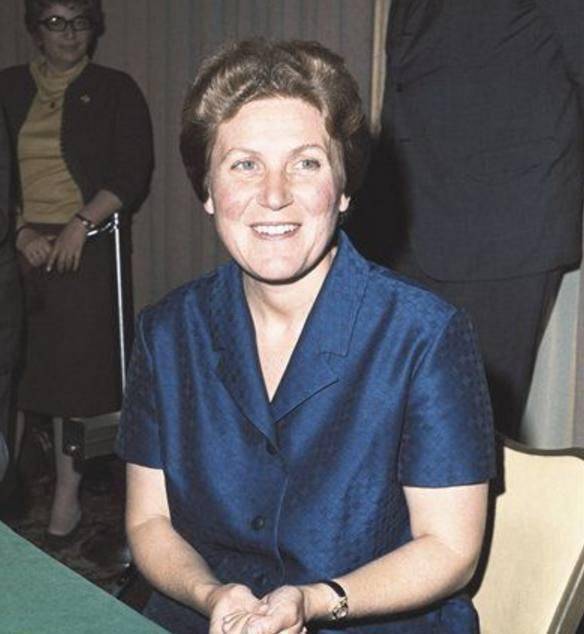 斯大林唯一的女儿,因为受不了斯大林这个行为,最后叛逃到了美国_阿莉