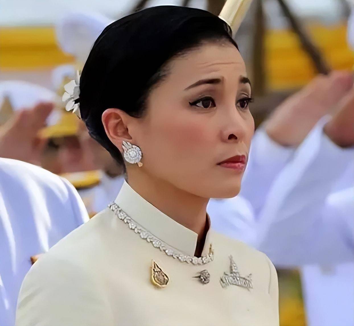 诗妮娜素颜特写镜头亮相,褪去妆容美人迟暮,五官缺陷得