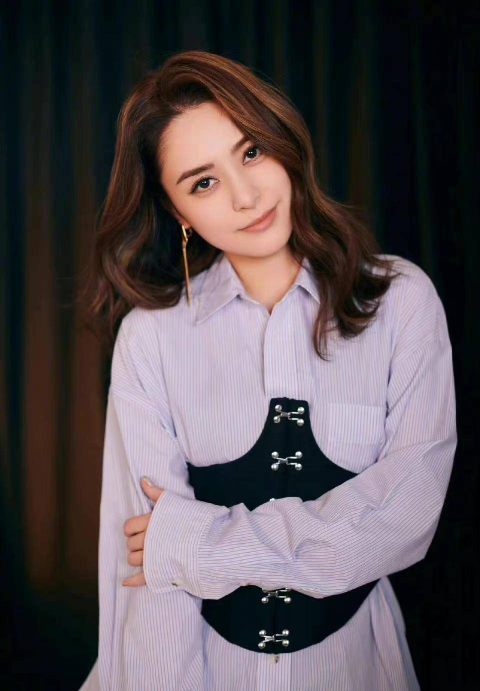 阿娇发了一张她男友的自拍照,说她瘦了2公斤,网友