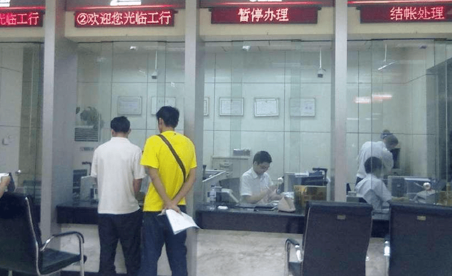 银行取钱,要不要数一数再离开?银行柜员说漏嘴,现在知道还不迟_柜台_操作_好处