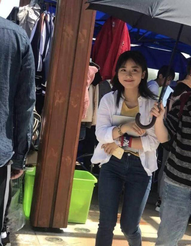 沈月瘦出新高度,荧幕下不起眼,路人镜头下的沈月却又瘦又美_身材_演技