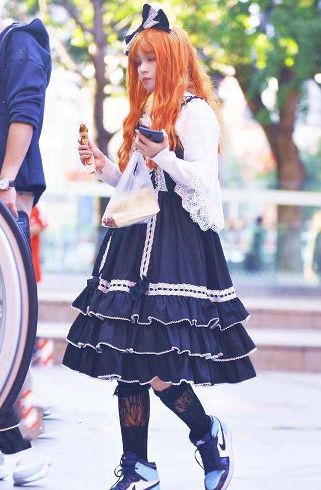 很多lo娘可能为了搭配裙子会买很多双梅露露,但当你用aj去搭配裙子时