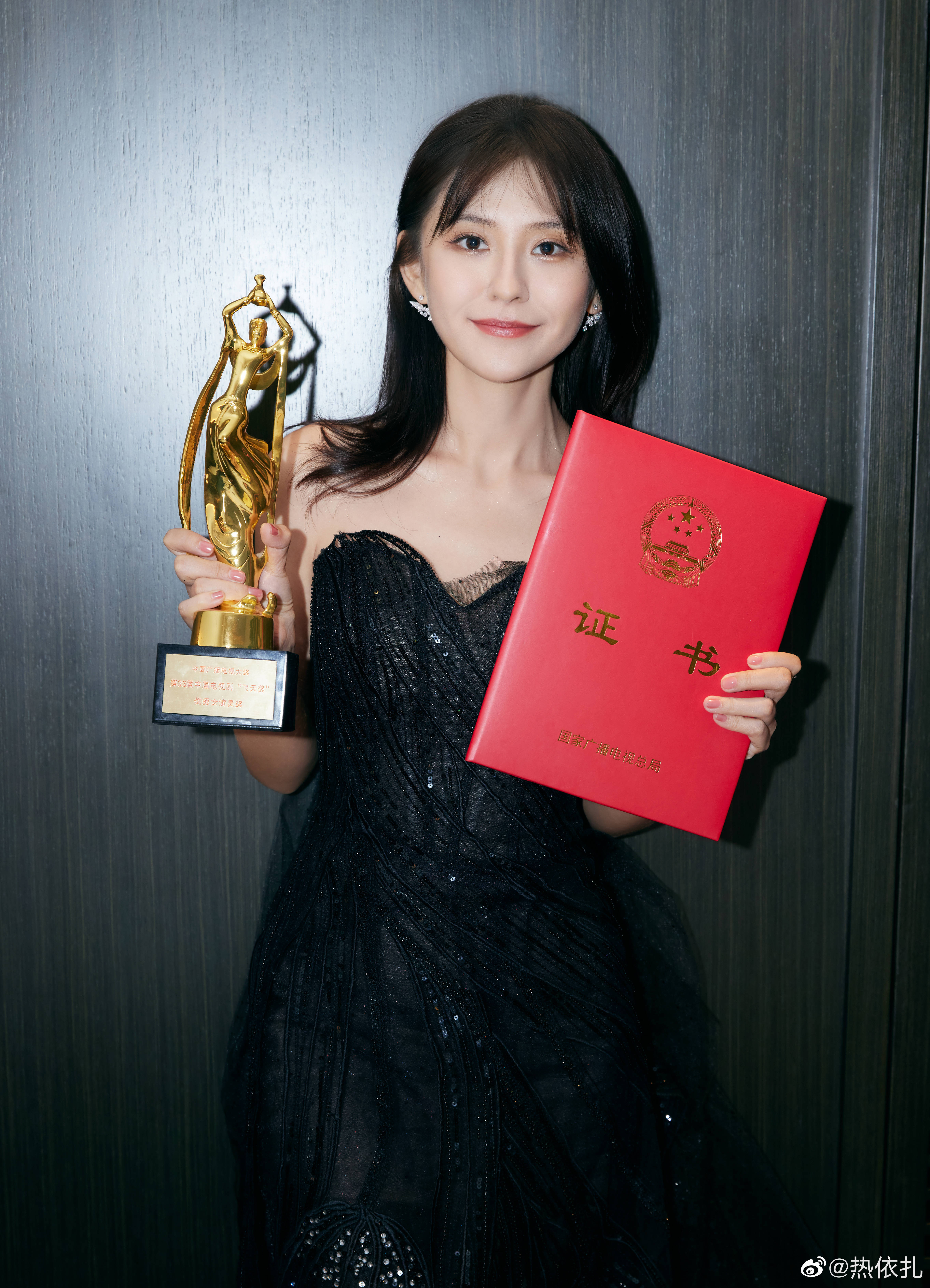 热依扎刚获得飞天奖优秀女演员,今晚有望再得金鹰奖最佳女主角