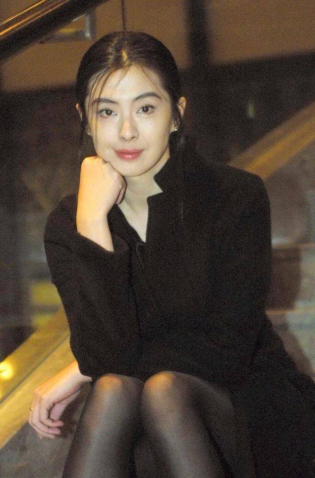 王祖贤就算老了也依旧很优雅,生图镜头下,还有一种高级感_时尚_气质