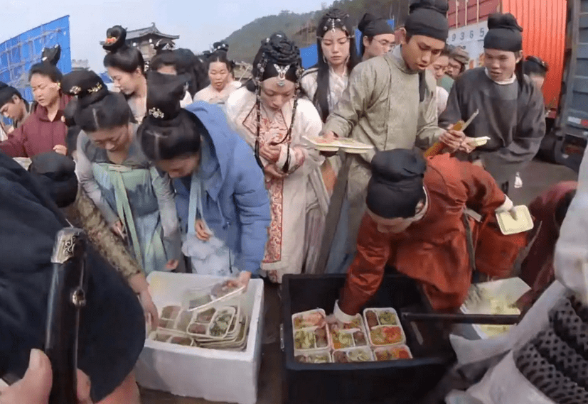 横店20万群演现状:美女泛滥,懒汉光棍遍地,他们将何去何从