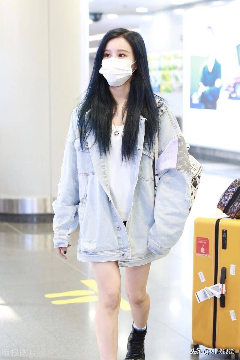 段艺璇现身机场,身材窈窕貌美如花,一举一动袅袅娜娜妩媚动人_艳羡