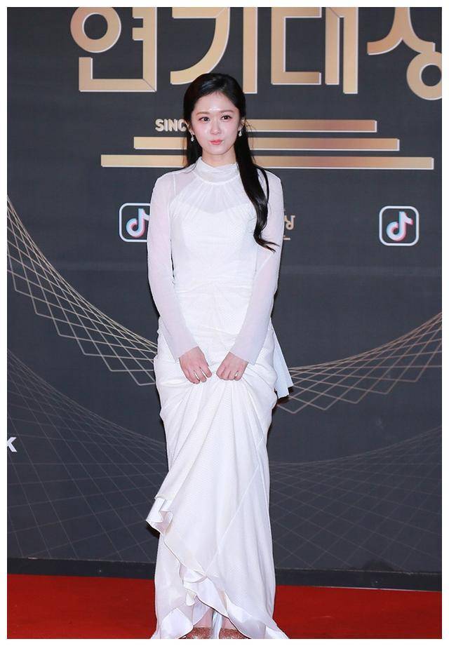 张娜拉穿黑裙现身,38岁气质不减当年,但有种"换"了脸的感觉_皮肤_黑色