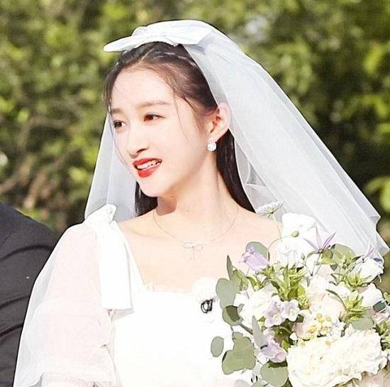 关晓彤婚纱造型亮相 短款婚纱大长腿吸睛尽显俏皮可爱_鹿晗_官宣_角色