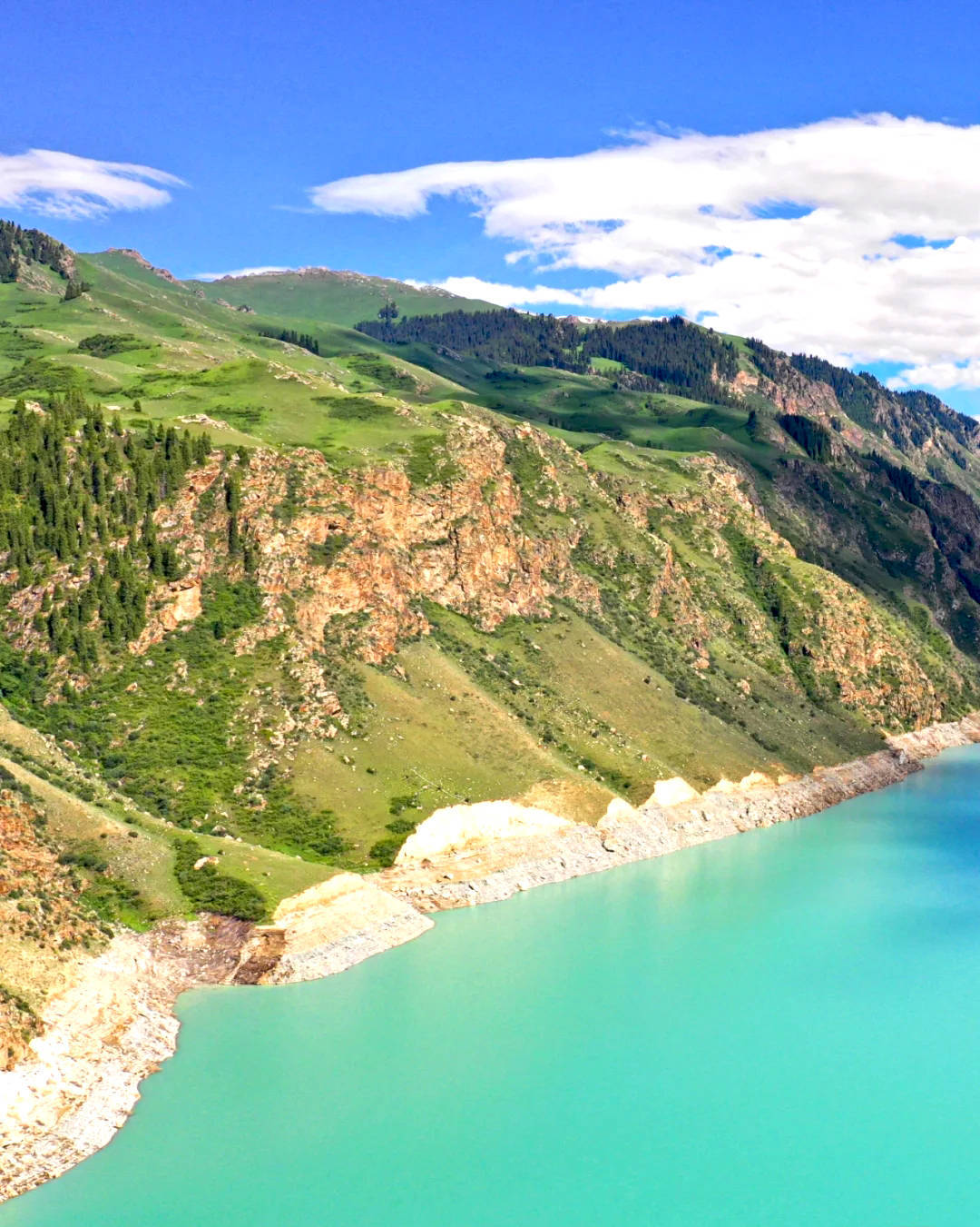 即程旅游—藏匿在伊犁天山脚下的变色湖,湖水似碧_夏塔_颜色_变化
