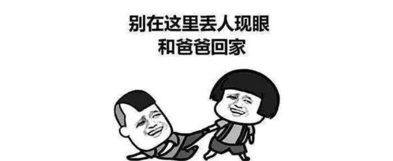 女子接了个电话，转头一看狗狗坐在那一动不动，好奇一看顿时乐了