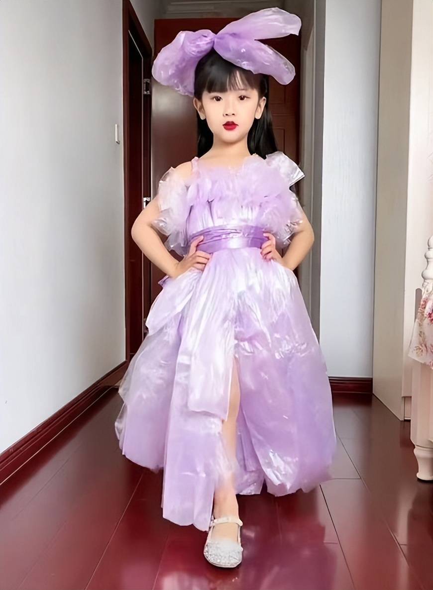 妈妈用塑料袋给女儿做礼服,上演"别样时装秀",评论区羡慕哭了_家长