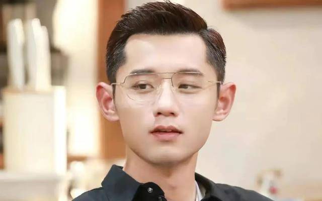 张继科带女友与朋友聚会,只顾自己冷落女友,女方抽烟撩发超妩媚_视频