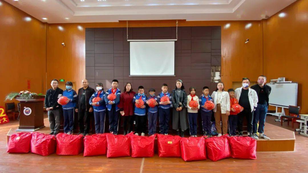 "爱心礼包·温暖同行"暖冬公益,关爱钱库留守儿童走进钱库三小