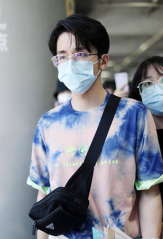 张新成获粉丝簇拥人气爆棚,装扮精致秀"眼镜杀"_斯文_满分_上海机场