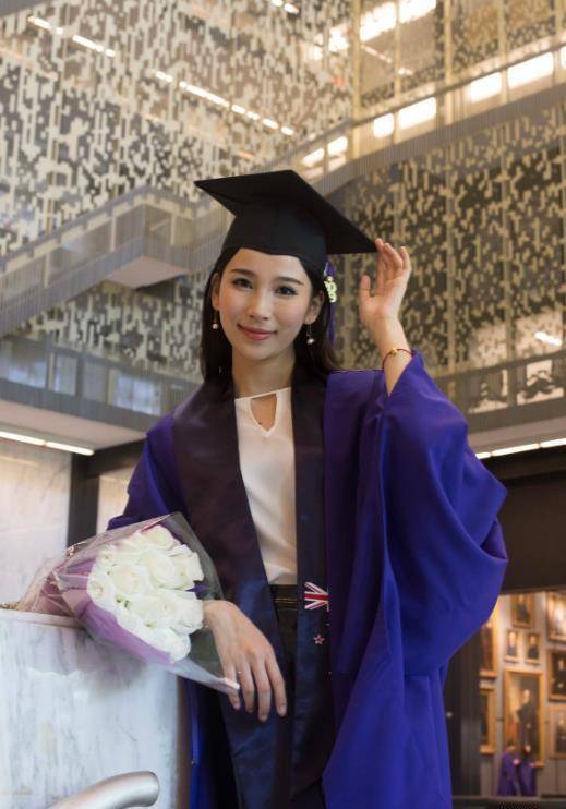 和明星合照似乎成为了她名媛事业的起点,早在2015年的时候,金兜兜还晒