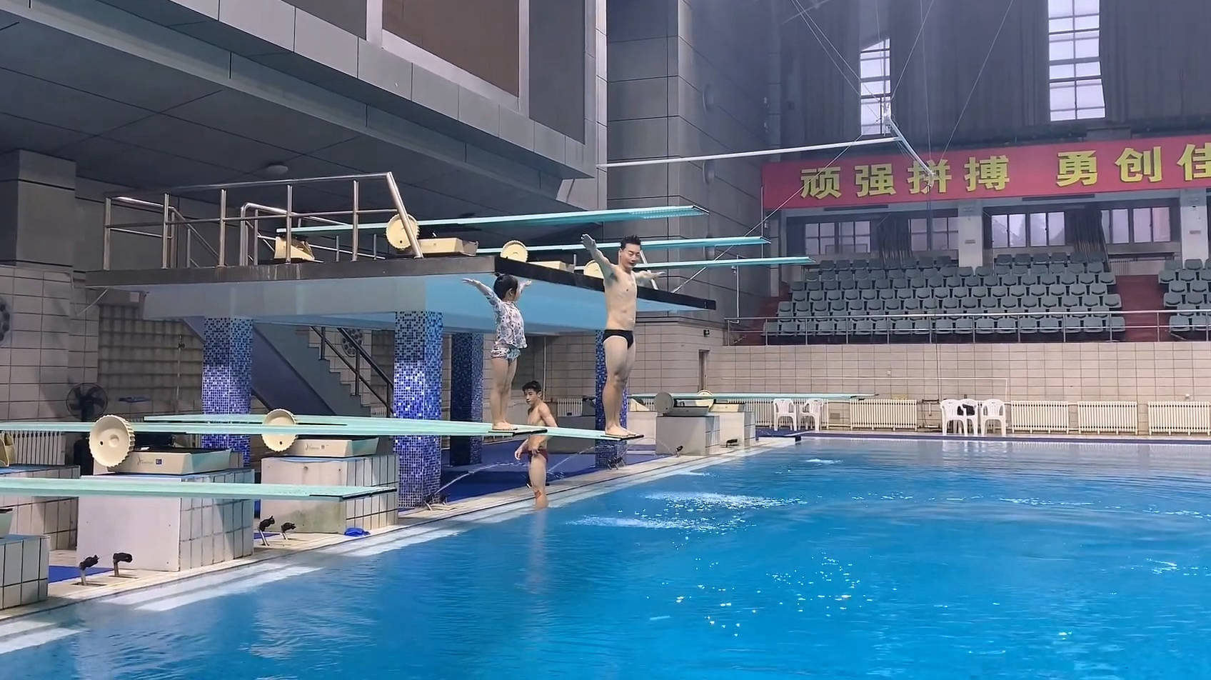 中國奧運冠軍與五歲女兒練習雙人跳水,有愛互動萌出天際_秦凱_何姿