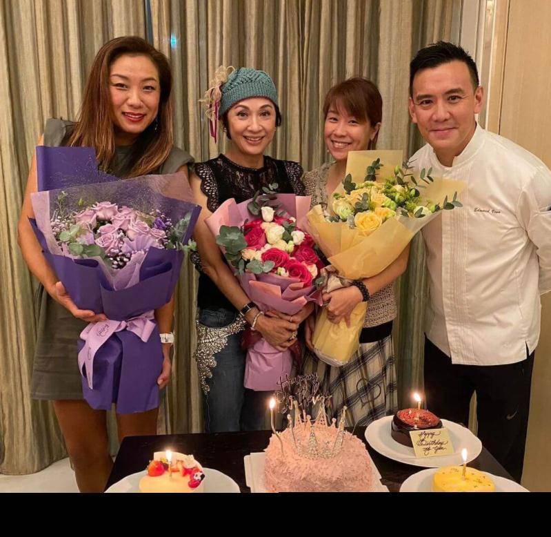 10月10日,据港媒报道,姜大卫的女儿姜依兰与余安安和莫可欣,一起在10