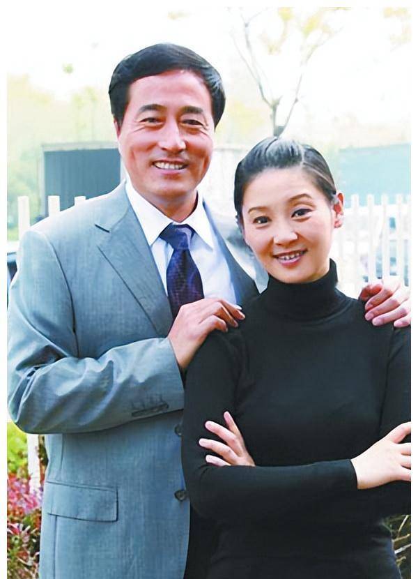 杨立新:被徐帆视为恩人,几十年与妻子恩爱如初,如今儿子是骄傲_张国荣