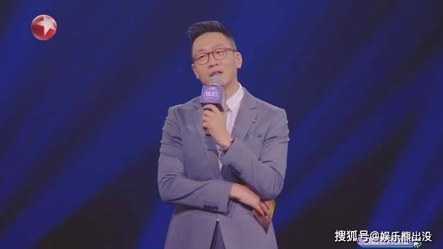 我们的歌：裙子开叉太高，詹雯婷坐不下去，周传雄的成名曲又垮了