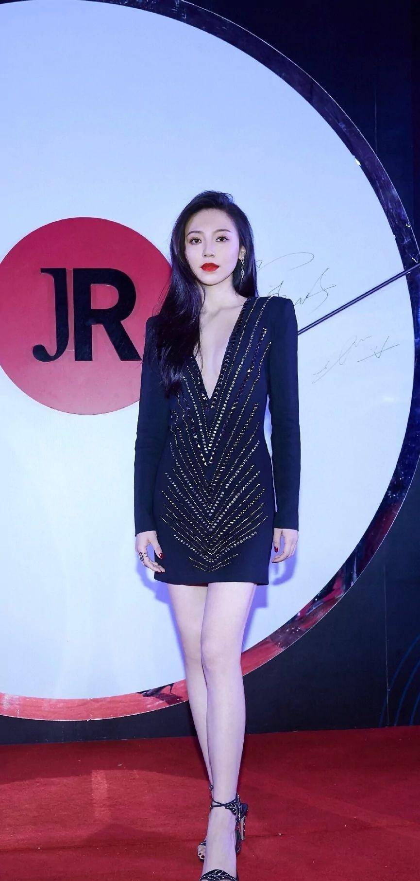 黄梦莹彻底放开了,深v漏沟长裙,时尚美背太撩人,让人移不开眼_身材