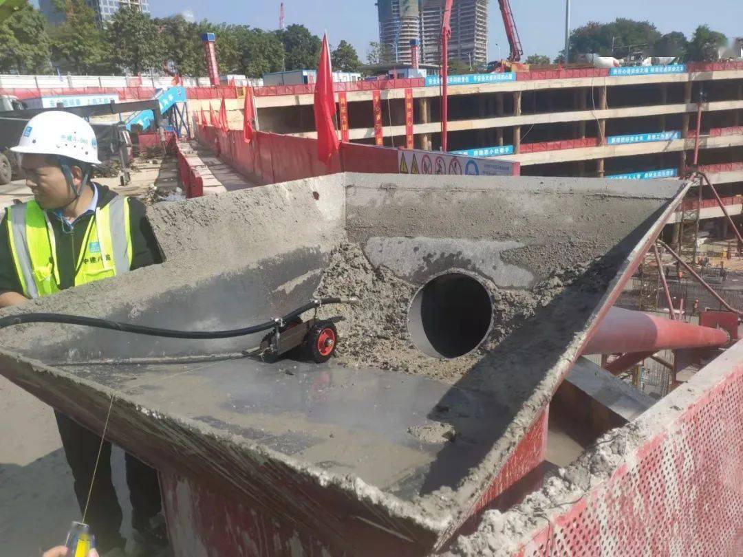 项目首块主塔楼底板长约 76米,宽约 50米,混凝土单次浇筑达1.