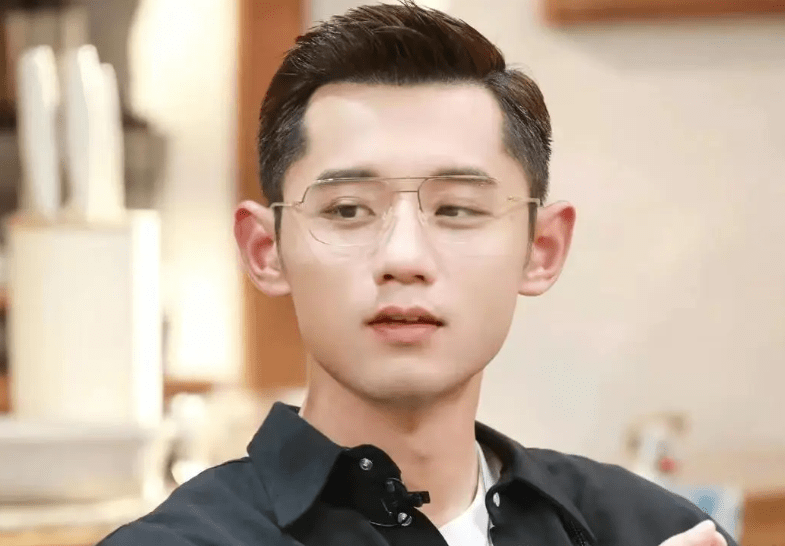 张继科带女友与朋友聚会,只顾自己冷落女友,女方抽烟撩发超妩媚_时候