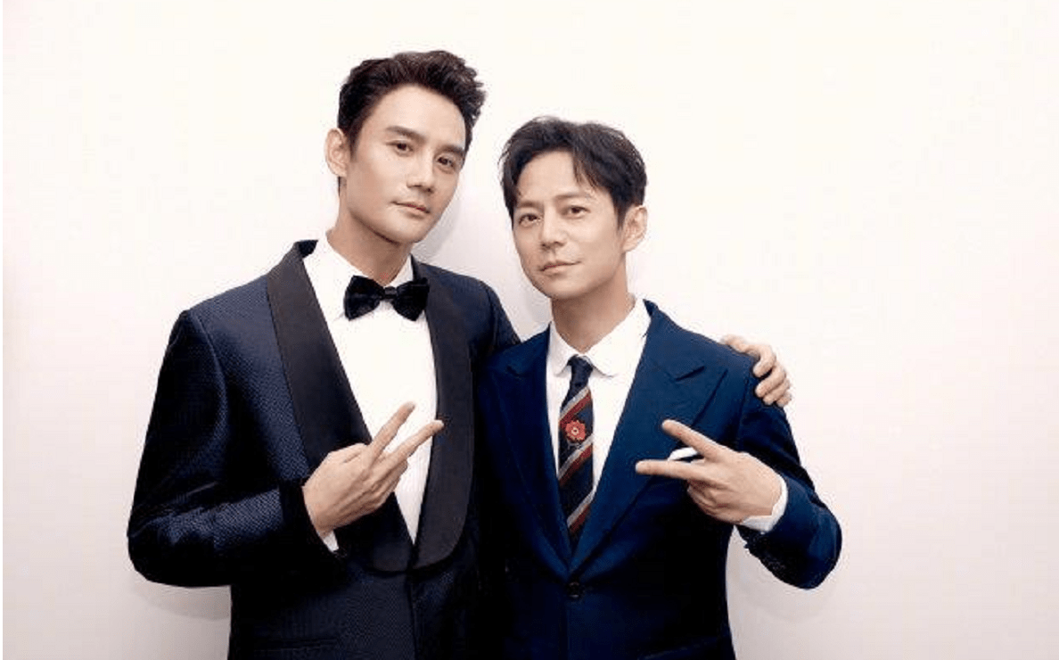 雷佳音金鹰奖黑脸引热议,获奖后还出糗,何炅独撑大局惹心疼_颁奖礼