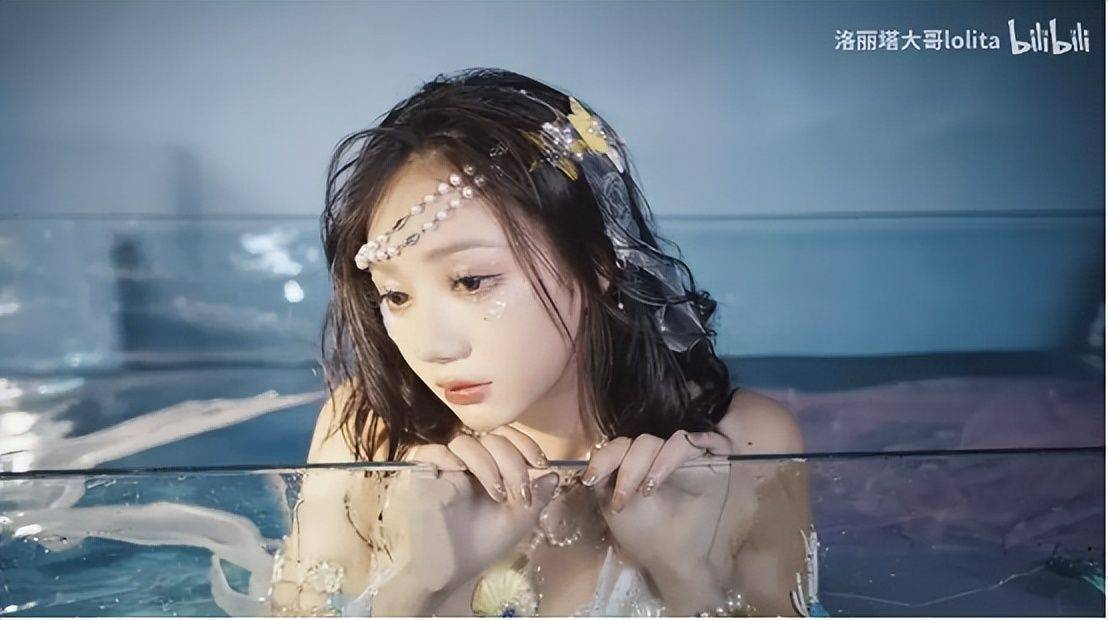 洛丽塔大哥化身鲛人,水下露好身材,网友看完竟跑去现场灌洗澡水