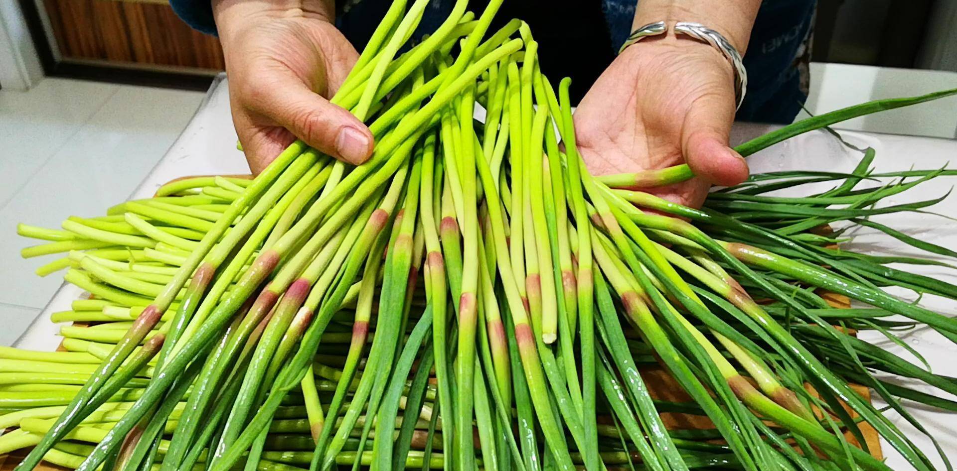 蒜苔"尾巴"锅里蒸一蒸,作用拿钱买不到,奶奶偷教妙招,真管用_营养