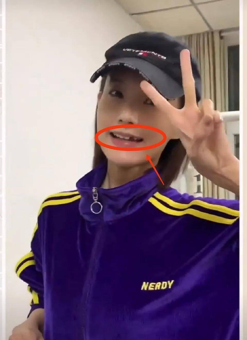 502粘牙,不温不火的李一桐终于凭借"小癖好"出圈了_网友_资源_牙齿